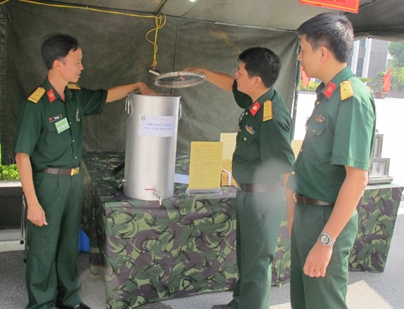 Cán bộ nghiên cứu Viện Hóa học Môi trường quân sự giới thiệu thiết bị xử lý nước phục vụ bếp ăn dã ngoại.